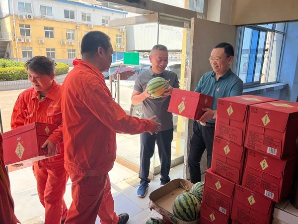 公司开展夏季“送清凉”活动